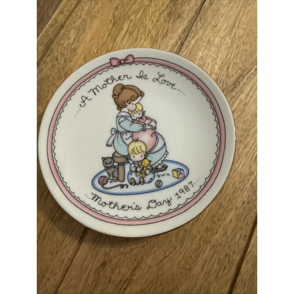 Joan Walsh Anglund 1987 Avon 5" Mini Plate "A Mother Is Love" MOTHERS DAY